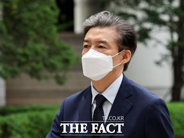 자녀 입시 비리 등의 혐의로 재판에 넘겨진 조국 전 법무부 장관이 지난달 24일 오전 서울 서초구 서울중앙지방법원에서 열린 공판에 출석하고 있다. /이동률 기자