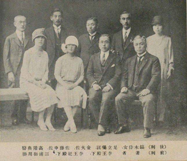 1927년5월 유럽 여행을 떠난 영친왕 부부와 수행원들. 앞줄 오른쪽에서 두번째가 영친왕 부부, 첫번쨰는 이왕직 차관 시노다 지사쿠.  훗날 경성제대 총장을 지냈다./'歐洲御遊隨行日記'(大阪屋號書店)