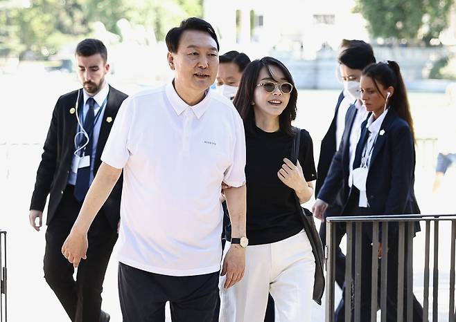 대통령실이 지난 3일 윤석열 대통령과 김건희 여사의 나토(NATO·북대서양조약기구) 정상회의 순방 사진을 공개했다. 윤 대통령이 입은 티셔츠는 블랙야크의 친환경 의류 제품(대통령실 제공). /뉴스1