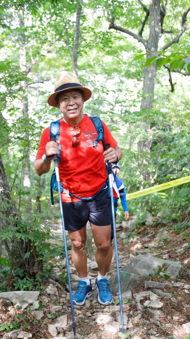 엄홍길 대장은 “산에 오를 때 스틱을 잘 사용하면 피로도를 줄이면서도 관절을 보호할 수 있다”고 강조한다. 엄홍길휴먼재단 제공.