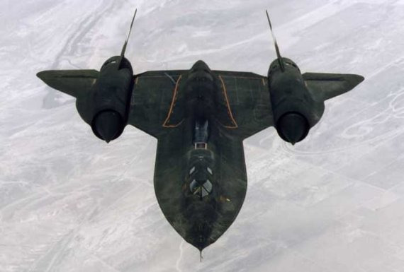 SR-71 '블랙버드'는 마하 3의 속도에서 공기 흐름으로 인한 마찰로 인해 기체의 일부 부속들은 화씨 1000도(섭씨 540도)까지 급격히 상승한다. 블랙버드의 경우 86도가 최적의 상태로 검은색 페인트는 열을 잘 분산시켜 60파운드 이상 분량의 페인트가 사용되어 온도로 인해 치명적인 결함이 일어나지 않도록 했다. 블랙버드 퇴역 이후 미국은 SR-71의 개발 노하우와 구체적인 제작과 관련한 자료가 타국으로 유출되는 걸 막기 위해서 이 기체의 관련자료를 모두 파기했고 전용으로 만들어진 공구도 전부 폐기처분 했다. 현재 결국 스컹크 웍스에 남은 건 노하우와 일반적인 기술자료뿐 이라고 알려졌다. 사진=미 공군(US Air Force)