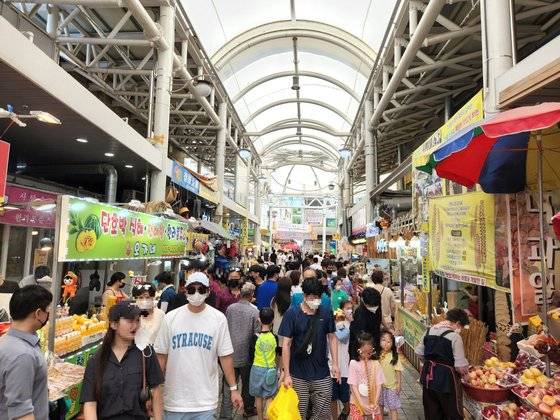 지난 3일 오후 강원 속초시 중앙동 속초관광수산시장이 피서철을 맞아 관광객들로 발 디딜 틈이 없는 모습. 일부 관광객은 마스크를 내린 채 간식을 먹으며 쇼핑을 즐겼다. 박진호 기자