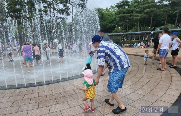 딸아이와 공원의 바닥분수를 구경하고 있습니다. 사진=오세성 기자