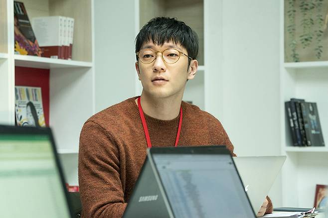 박우리는 칼럼을 완성하기 위해 함자영에게 많은 질문을 하고, 그 과정에서 함자영에게 더 깊이 빠져든다. <사진 제공=CJ ENM>