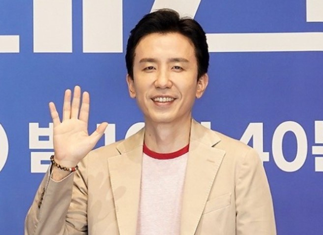 This weeks hottest entertainers, keywords and celebrities, are introduced in the weather. What was the weather chart for the entertainment industry this week?It is hard to find celebrities who are not surrounded by suspicions and controversy. Even if there is no mistake, they may be caught up in a rumor.Usually, many stars are in controversy and will give an explanation.However, there are cases where you wait until the suspicion passes by bearing without any explanation, and you stick to your strong attitude without worrying about criticism.On the 4th, a media reported that no:ze had taken a public appearance on social networking services (SNS) and had a crush on small and medium-sized companies.It is said that it did not post the advertisement of SMEs that received tens of millions of won per case on SNS or deleted it without permission.At first, the agency, which refuted it as unfounded, reversed its position that no:ze had a problem with insufficient communication when it was revealed that it violated the advertising contract.No:zes agency, Starting House, confirmed on the 4th that no:ze did not upload the advertisement and deleted it without permission, he said. We had a problem communicating with The Artist due to our disagreement.We are sorry to have disappointed you, he said. We and The Artist are aware of the seriousness of the matter and are reflecting on it, and we will do our best to prevent the same thing from happening again in the future.Nam Joo-hyuk was first controversial when allegations of school violence surfaced on the 20th of last month.Mr A, the first Whistle Blower at the time, claimed that Nam Joo-hyuk was a school violence perpetrator who used abusive language and assault and was bullied by Nam Joo-hyuk and his party for six years.Since then, the Disclosure of another Whistle Blower B has risen on the 28th of last month.He claimed to have suffered damage such as bread shuttles, forced sparring, and paid payment for smartphones. Another Whistle Blower C said that he suffered a so-called cartophone prison from Nam Joo-hyuk on June 6.At that time, Mr. C was invited by 12 friends including Nam Joo-hyuk to the KakaoTalk group room and Disclosure said he heard sexual harassment, appearance degradation, and sexual depreciation.He also claimed that Nam Joo-hyuk came into the group room late but gossiped toward him and helped him with the conversation.On June 6, the management forest of the agency said, We have confirmed the fact in various ways through various channels as well as Nam Joo-hyuk regarding the contents of the anonymous second report recently. The content of the second Whistle Blower is not true.Whistle Blowers claim hidden in anonymousness is exposed as it is, even without clear evidence or circumstance, and is accepted as true, while the agency and Nam Joo-hyuk are very difficult to prove innocence.They said, Even if the innocence is revealed in the criminal procedure later, the reality of the past can not be reversed, so it can be easily guessed that it is too much pain for the actor himself. In order to protect the honor of the actor, I plan to accept the complaint quickly.We will also pursue tough and decisive legal procedures for media such as unconfirmed indiscriminate claims and YouTubers spreading rumors. You Hee-yeol was suspected of being similar to Ryuichi Sakamotos Aqua in Value, a very Historical site, followed by The Time I Turn On similar to Ryuichi Sakamotos 1900 in Morikone and Happy Busday to You (written and composed by You Hee-yeol) released in 2002 by Sung Sik Kyung, Tama It was controversial that Ki Kojis song was plagiarism.So, You Hee-yeol said through the official Instagram of the antenna on the 22nd of last month, I sincerely apologize to many people who have supported me with affection and faith for a long time.You Hee-yeol said, After receiving a letter containing the philosophy and consideration of Ryuichi Sakamoto, I became more respectful as a great artist and an adult in a warm society.I am grateful again and I am sorry. I know that there is still a lot to learn and lack, he said. I will look deeper and look closely at the creation process.However, after the apology, the schedule continued as it was, and it became controversial.In fact, KBS 2TV music program You Hee-yeols Sketchbook, which You Hee-yeol has been conducting for 13 years, has been closed due to the pouring of articles demanding his departure after the plagiarism.However, even after the closure of the viewers bulletin board, SNS and others are asking for his departure.The netizens who criticized him responded to You Hee-yeol music broadcast, I was embarrassed if I was embarrassed, I am plagiarism and keep on broadcasting shamelessly, I do not want to go to Sketchbook if I am a singer.On the other hand, there was a reaction to defend him, such as There is too much criticism only for You Hee-yeol, It is too much to be demanded to self-restraint only by the similarity of some passages, Seo Taiji and BTS were also involved in plagiarism controversy.