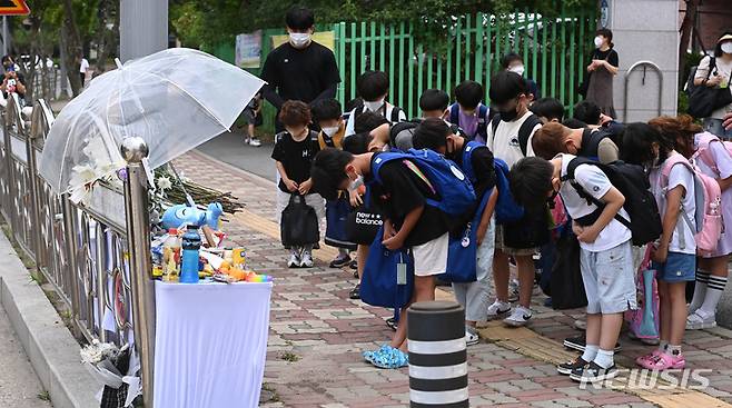 [평택=뉴시스] 김종택기자 = 지난 7일 경기도 평택시 청북읍의 한 초등학교 앞 횡단보도에서 초등학생들이 굴삭기에 치여 1명이 다치고 1명이 숨진 사고가 발생한 가운데 8일 오후 사고 현장에 시민과 학생들의 추모 발길이 이어지고 있다. 2022.07.08. jtk@newsis.com