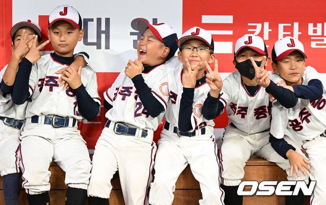 [OSEN=고척, 지형준 기자] 경기에 앞서 야구용품 전달식을 위해 방문한 공주 중동초등학교 야구부 학생들이 더그아웃에 앉아 즐거운 시간을 보내고 있다. 2022.07.08 /jpnews@osen.co.kr