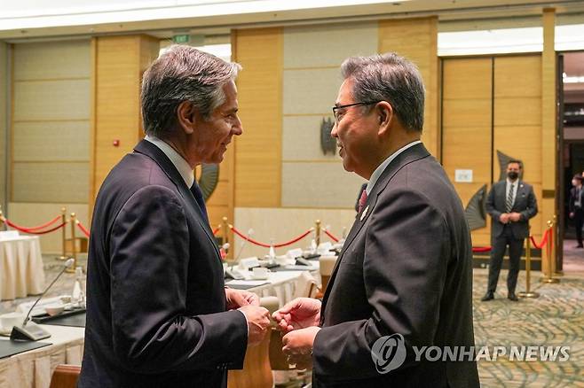 대화하는 박진 외교부 장관과 블링컨 미 국무장관 (서울=연합뉴스) 인도네시아 발리에서 열리고 있는 G20 외교장관회의에 참석 중인 박진 외교부 장관이 8일 개최된 한미일 외교 장관회담 후 토니 블링컨 미 국무장관과 대화를 나누고 있다. 2022.7.8 
    [외교부 제공. 재판매 및 DB 금지] photo@yna.co.kr