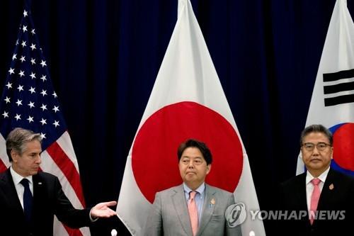 발리에서 열린 한미일 3국 외교장관 회담 (발리 AFP=연합뉴스) 박진 외교부 장관, 토니 블링컨 미국 국무장관, 하야시 요시마사 일본 외무상이 8일 오후 주요 20개국(G20) 외교장관회의가 개최된 인도네시아 발리에서 3국 외교장관 회담을 하고 있다. 2022.7.8 photo@yna.co.kr