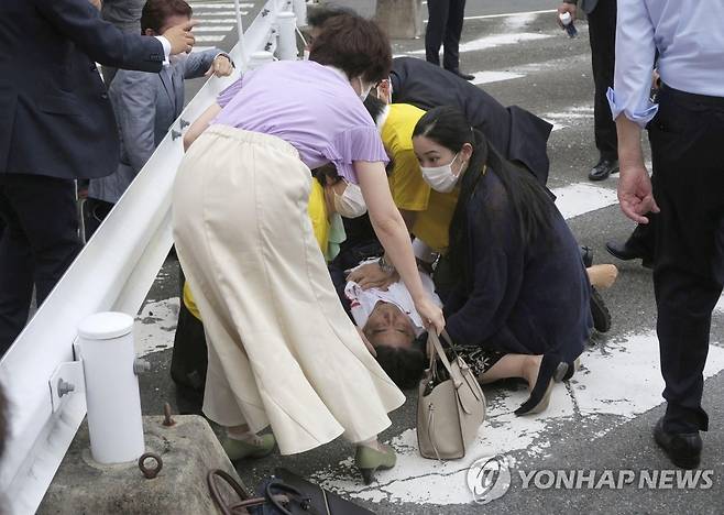 선거 유세 현장에서 총격받고 쓰러진 아베 전 일본 총리 (나라 로이터=연합뉴스) 아베 신조 전 일본 총리가 8일 서부 나라현에서 참의원 선거 유세에 나섰다 총격을 받고 쓰러져 있다. [교도통신 제공] 2022.7.8 jsmoon@yna.co.kr