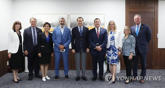 아미 베라 미국 하원의원과 면담한 권영세 장관 (서울=연합뉴스) 권영세 통일부 장관이 8일 정부서울청사에서 아미 베라 미국 민주당 소속 하원의원, 코리아스터디그룹(CSGK) 방한단과 기념 촬영하고 있다. 2022.7.8 [통일부 제공. 재판매 및 DB 금지] photo@yna.co.kr