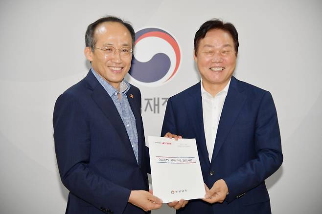 추경호 경제부총리에 국비 건의하는 박완수 경남지사(오른쪽) [경남도 제공. 재판매 및 DB 금지]