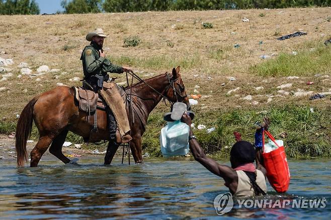 지난해 9월 아이티 난민을 위협하는 미국 기마 순찰대원 [AFP 연합뉴스 자료사진. 재판매 및 DB 금지]