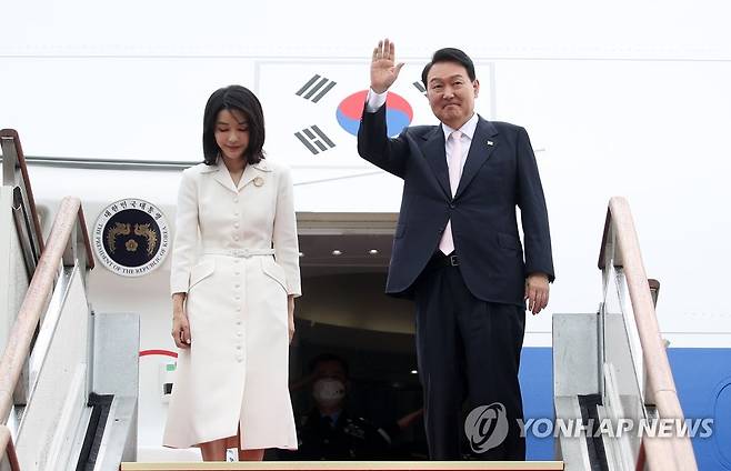 첫 순방 떠나는 윤석열 대통령 (성남=연합뉴스) 안정원 기자 = 윤석열 대통령과 김건희 여사가 스페인 마드리드에서 열리는 북대서양조약기구(나토) 정상회의 참석을 위해 27일 경기 성남 서울공항에서 공군 1호기에 올라 인사하고 있다. 2022.6.27 [대통령실통신사진기자단] jeong@yna.co.kr