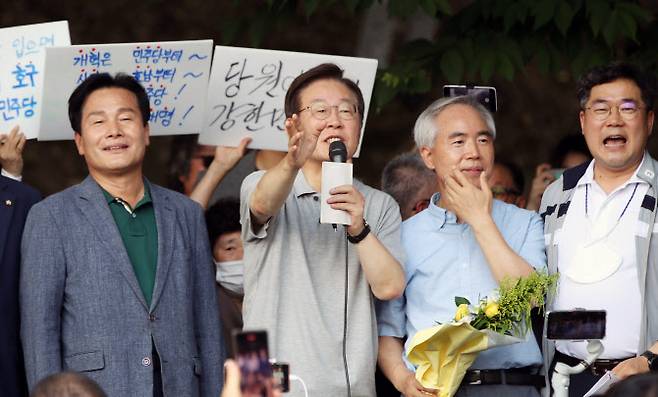 10일 오후 광주 서구 5·18 기념공원에서 열린 ‘이재명과 위로 걸음’ 행사에서 더불어민주당 이재명 상임고문이 발언하고 있다. (사진=연합뉴스)