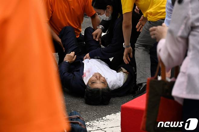 아베 신조(安倍晋三) 전 일본 총리가 8일 참의원 선거를 앞두고 일본 서부 나라시에서 선거 유세 도중 총격을 맞고 쓰러졌다. © 로이터=뉴스1 © News1 정윤영 기자