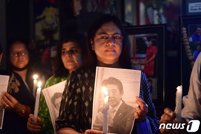 9일 인도 아마다바드에서 시민들이 전날 피격 당한 아베 전 일본 총리를 추모하고 있다. © AFP=뉴스1 © News1 조태형 기자