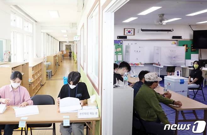 제8회 전국동시지방선거일인 지난달 1일 오후 제주시 삼양동 삼양초등학교 교실(삼양동 제2투표소)에서 시민들이 소중한 한표를 행사하고 있다.2022.6.1/뉴스1 © News1 고동명 기자