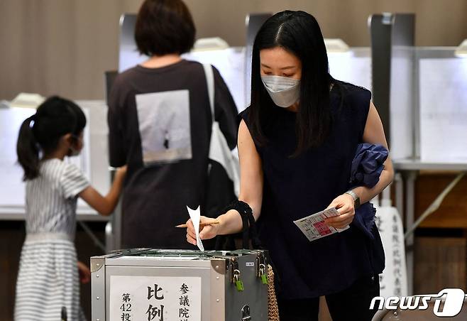 10일 일본 참의원 선거 당일 도쿄의 한 투표장에서 유권자들이 투표를 하고 있다. © AFP=뉴스1 © News1 강민경 기자