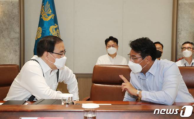 김성한 국가안보실장이 30일 오전 용산 대통령실에서 열린 수석비서관회의에서 김태효 1차장과 대화하고 있다. (대통령실사진기자단) 2022.5.30/뉴스1 © News1 안은나 기자