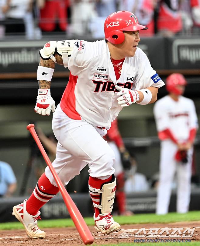 회말 2사 3루 KIA 최형우가 1타점 동점타를 치고 있다. 광주=허상욱 기자wook@sportschosun.com