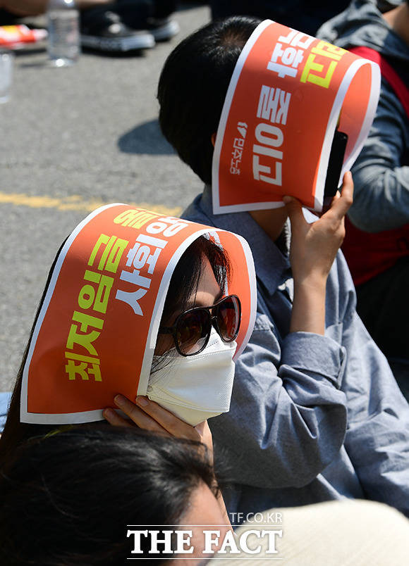 한국경영자총협회(경총)는 최근 고용노동부에 '2023년 적용 최저임금안에 대한 이의제기서'를 제출했다사진은 세종시 정부세종청사 고용노동부 앞에서 최저임금 인상을 촉구하는 집회 모습. /세종=임영무 기자