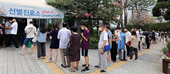 10일 오전 서울 용산구보건소 신종 코로나 바이러스 감염증(코로나19) 선별진료소에서 시민들이 검사를 기다리고 있다. 2022.7.10/뉴스1 ⓒ News1 박지혜 기자