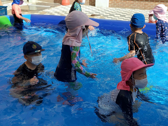 공주교동초등학교병설유치원(원장 김순호)에서는 찾아오는 물놀이 체험을 할 수 있는 다채로운 경험을 선사해 특별한 추억이 되었다. 사진=공주교동초병설유치원 제공