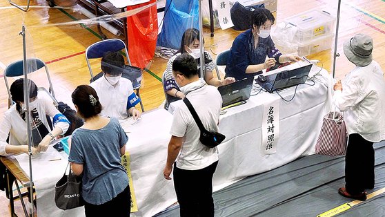 10일 오전 일본 도쿄에서 시민들이 참의원 선거 투표에 참여하고 있다. [AFP=연합뉴스]