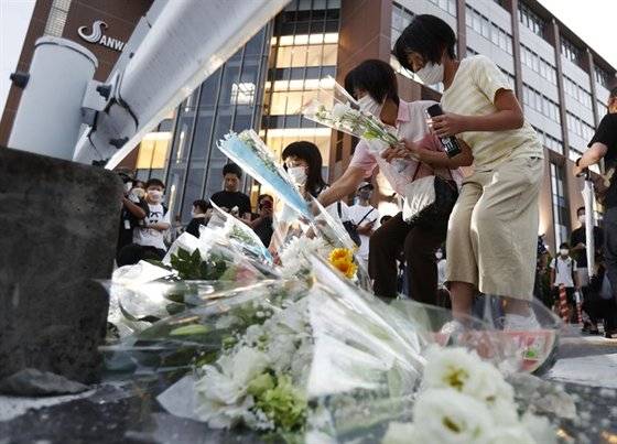 아베 신조 일본 전 총리가 총격으로 사망한 8일 오후 사고 현장인 일본 나라현 나라시 소재 야마토사이다이지역 인근 노상에서 시민들이 아베 전 총리를 추모하며 헌화를 하고 있다. [교도=연합뉴스]