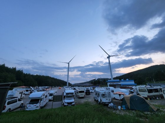 지난 9일 오후 강원 평창군 대관령면 횡계리 옛 영동고속도로 대관령 주차장이 무더위를 피해 피서를 온 이들이 타고 온 차량으로 가득 차 있다. 박진호 기자