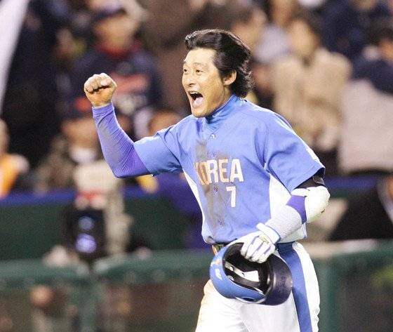 이종범이 2006년 WBC 일본과의 2라운드 경기에서 8회 역전 결승 2타점 적시타를 터트린 뒤 더그아웃으로 돌아오며 환호하고 있다. [중앙포토]