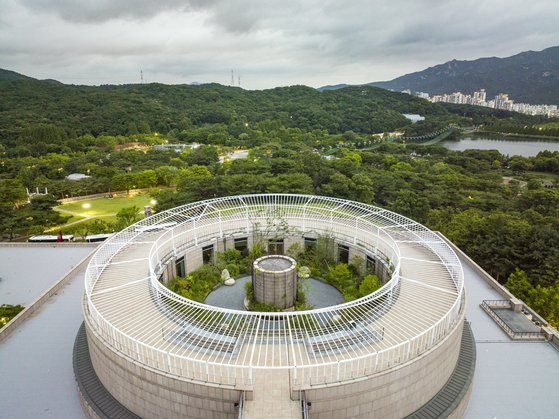 이정훈 건축가가 설계한 국립현대미술관 과천관 옥상정원의 설치작 '시간의 정원'. [사진 국립현대미술관]