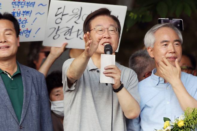 이재명 더불어민주당 의원이 10일 광주 서구 5·18 기념공원에서 열린 ‘이재명과 위로 걸음’ 행사에서 발언하고 있다. 연합뉴스