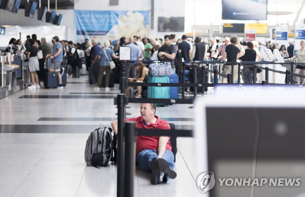 지난달 30일(현지시간) 미국 뉴욕시의 존 F. 케네디 공항 탑승수속 창구에 독립기념일 연휴를 맞아 이동하는 여행자들이 줄지어 업무 개시를 기다리고 있다. [사진 출처 = 연합뉴스]