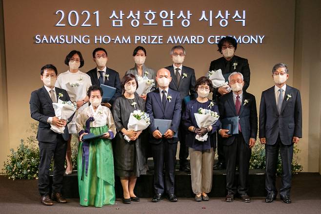 2021년 삼성호암상 시상식에 참석한 김나영 박사와 허준이 교수. (2열 왼쪽에서 1, 2번째) [사진 제공 = 호암재단]