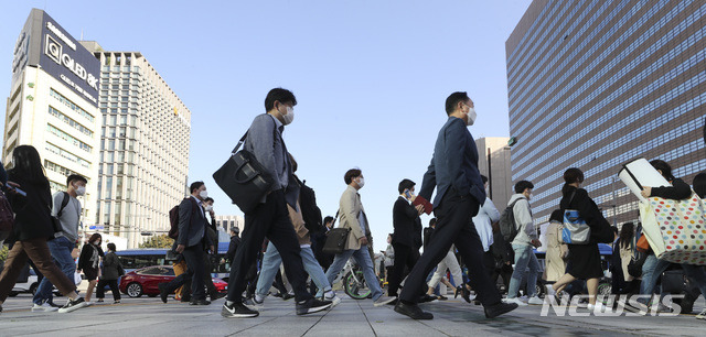 [서울=뉴시스] 최진석 기자 = 5일 오전 서울 광화문 네거리에서 시민들이 추석 연휴를 마친 뒤 출근길 발걸음을 재촉하고 있다. 2020.10.05. myjs@newsis.com