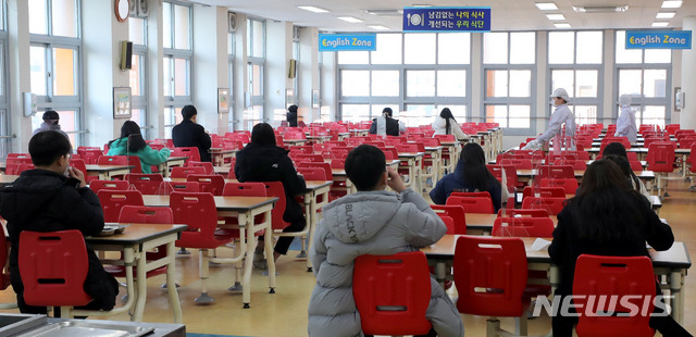 [광주=뉴시스] = 급식실에서 점심식사하는 학생들. (사진=뉴시스DB). photo@newsis.com