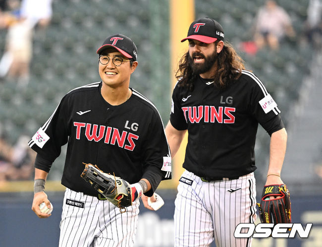 [OSEN=잠실, 이대선 기자] 10일 오후 서울 잠실야구장에서 '2022 신한은행 SOL KBO 리그' 두산 베어스와 LG 트윈스의 경기가 열렸다.4회말 수비를 마친 LG 채은성과 켈리가 환호하며 더그아웃으로 가고 있다. 2022.07.10 /sunday@osen.co.kr