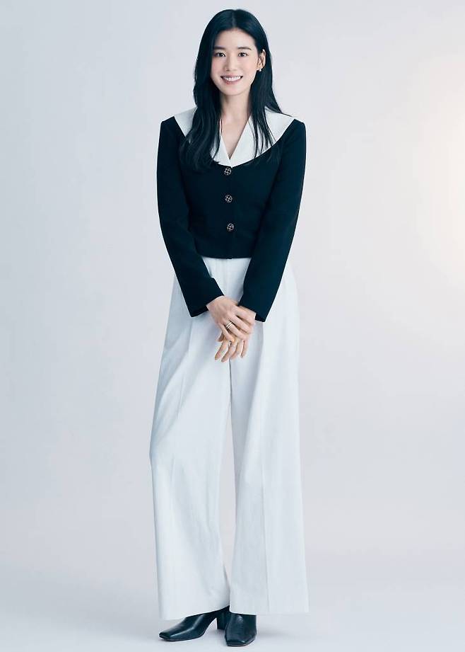 쿠팡플레이 오리지널 드라마 '안나'의 배우 정은채가 7일 오전 진행된 라운드 인터뷰를 위해 포즈를 취하고 있다.  '안나'는 이름, 가족, 학력, 과거까지 사소한 거짓말을 시작으로 완전히 다른 사람의 인생을 살게 된 여자의 이야기다. /사진제공=쿠팡플레이 2022.07.07 /사진=이동훈 기자 photoguy@