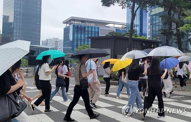 장마철 출근길 우산 챙기세요 (부산=연합뉴스) 조정호 기자 = 8일 오전 부산 해운대구 센텀시티에서 직장인들이 갑자기 비가 내리자 우산을 쓰고 출근하고 있다. 2022.7.8 ccho@yna.co.kr