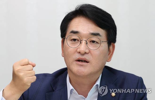 연합뉴스와 인터뷰하는 박용진 의원 (서울=연합뉴스) 하사헌 기자 = 전대 출마를 예고한 더불어민주당 박용진 의원이 국회 의원회관 의원실에서 연합뉴스와 인터뷰하고 있다. 2022.6.30 toadboy@yna.co.kr