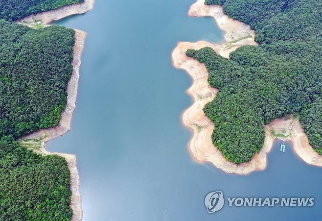 가뭄 주의 단계 '주암댐' (순천=연합뉴스) 천정인 기자 = 지난 8일 오전 전남 순천시 주암댐의 수심이 낮아져 갈색 수면선이 드러나 있다. 섬진강 수계 다목적댐인 주암댐은 이날부터 가뭄 주의 단계에 진입했다. 이날 오전 기준 저수율은 24%를 기록하고 있다. 2022.7.8 iny@yna.co.kr