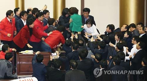 2016년 누리과정 포함 예산을 둘러싸고 갈등을 빚은 경기도의회 모습 [연합뉴스 자료사진]