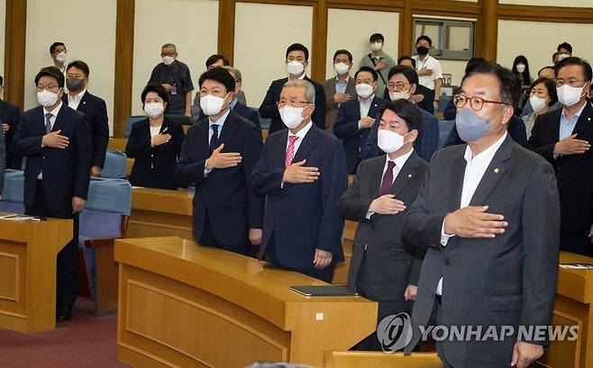 대한민국 미래혁신포럼 국민의례 (서울=연합뉴스) 백승렬 기자 = 김종인 전 국민의힘 비상대책위원장과 참석자들이 27일 서울 여의도 국회 의원회관에서 열린 당내 의원모임인 '대한민국 미래혁신포럼'에서 국민의례를 하고 있다. 이 포럼은 이른바 '윤핵관'(윤석열 핵심 관계자)으로 불리는 장제원 의원이 대표를 맡고 있다. 2022.6.27 [국회사진기자단] srbaek@yna.co.kr