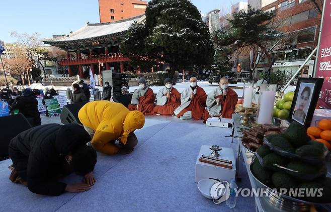 '열악한 주거환경에서 숨진 이주노동자를 추모하며' 지난해 12월 19일 오후 서울 종로구 보신각 앞에서 열린 세계이주노동자의 날 기념대회에서 참가자들이 비닐하우스 기숙사에서 사망한 캄보디아 이주노동자 고(故) 속헹씨를 추모하고 있다.