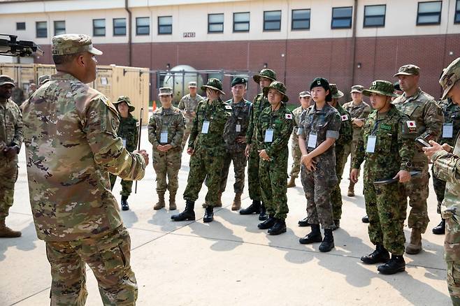 (서울=연합뉴스) 미8군이 국군, 미군, 일본 자위대의 초급장교 총 23명을 초청해 4~8일 개최한 심포지엄에서 미군기지 캠프 험프리스에 관해 설명하고 있다. [미8군 제공. 재판매 및 DB 금지]