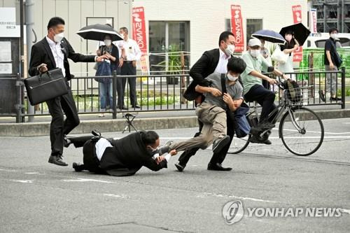 아베 전 총리 총격 용의자는 전직 자위대원 (나라 로이터=연합뉴스) 8일(현지시간) 일본 나라현에서 아베 신조 전 총리를 총기로 저격한 남성이 범행 직후 경호원들에게 제압당하고 있다. 아베 전 총리를 사망케 한 용의자 야마가미 데쓰야는 전직 해상자위대원으로 3년간 장교로 복무하다 2006년 전역한 것으로 알려졌다. 2022.07.08 ddy04002@yna.co.kr