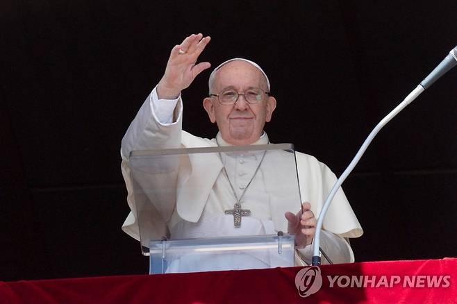 삼종기도 집전하는 프란치스코 교황 (바티칸시티 로이터=연합뉴스) 10일 바티칸시티 사도궁 집무실 창을 통해 성 베드로 광장에 모인 신자들을 위해 주일 삼종기도를 집전하는 프란치스코 교황. 2022.7.10