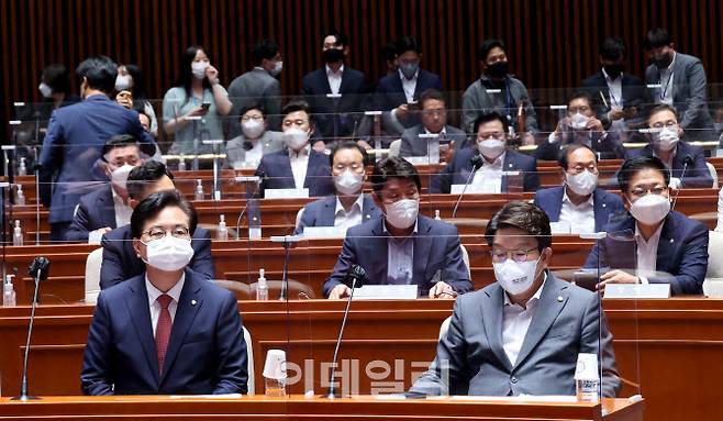 권성동 국민의힘 당대표 직무대행 겸 원내대표와 소속 의원들이 11일 오후 서울 여의도 국회에서 이준석 대표 징계에 따른 당의 진로를 논의하기 위해 열린 의원총회에 참석하고 있다. (사진=이데일리 노진환 기자)